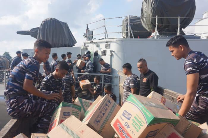 KRI STS-376: Bantuan Logistik Tuntas di Lhokseumawe